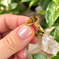 Tiger�je ring i forgyldt st�l med naturlig sten