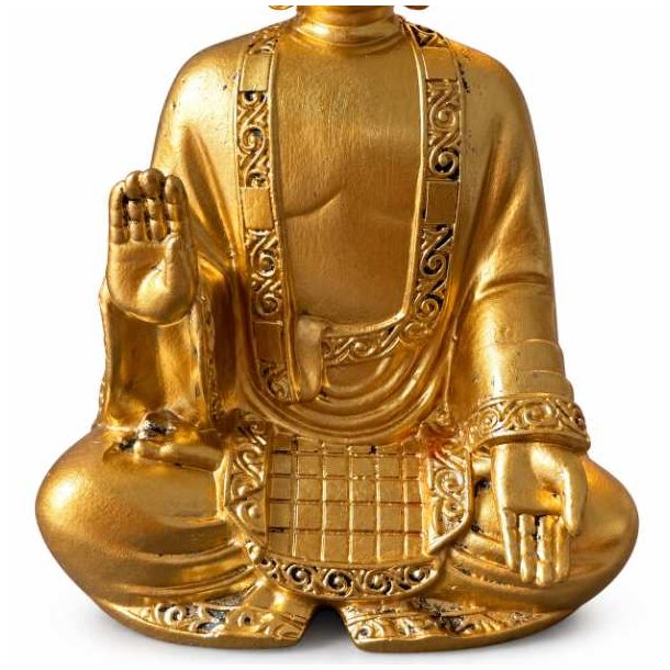 Close-up af gylden Buddha med detaljeret dragt og h�nder