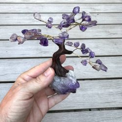 Smukt ametyst bonsai krystaltr� med �gte lilla krystaller til spirituel boligindretning