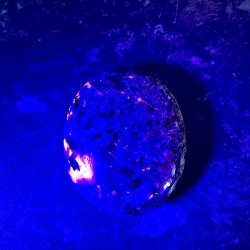 Yooperlite h�ndsten UNIKA | fluorescerende | M�l 6 x 5 cm