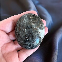 Yooperlite hndsten UNIKA  | fluorescerende | Ml 5,7 x 4,8 cm