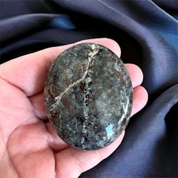 Yooperlite hndsten UNIKA  | fluorescerende | Ml 5,7 x 4,8 cm