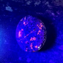 Yooperlite h�ndsten UNIKA  | fluorescerende | M�l 5,7 x 4,8 cm