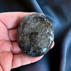 Yooperlite hndsten UNIKA | fluorescerende | Ml  6 x 5 cm