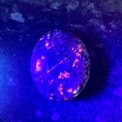 Yooperlite h�ndsten UNIKA | fluorescerende | M�l  6 x 5 cm
