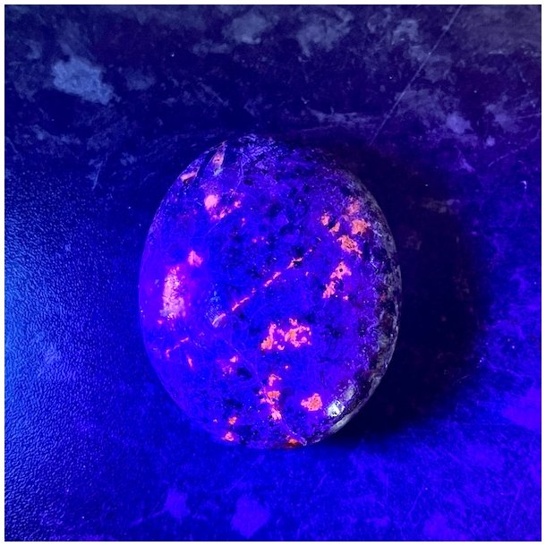 Yooperlite h�ndsten UNIKA | fluorescerende | M�l  6 x 5 cm