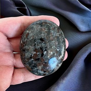 Yooperlite h�ndsten UNIKA | fluorescerende | M�l 6 x 5 cm