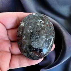 Yooperlite hndsten UNIKA | fluorescerende | Ml 6 x 5 cm