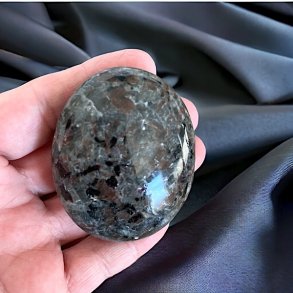 Yooperlite h�ndsten UNIKA | fluorescerende | M�l 6 x 5 cm