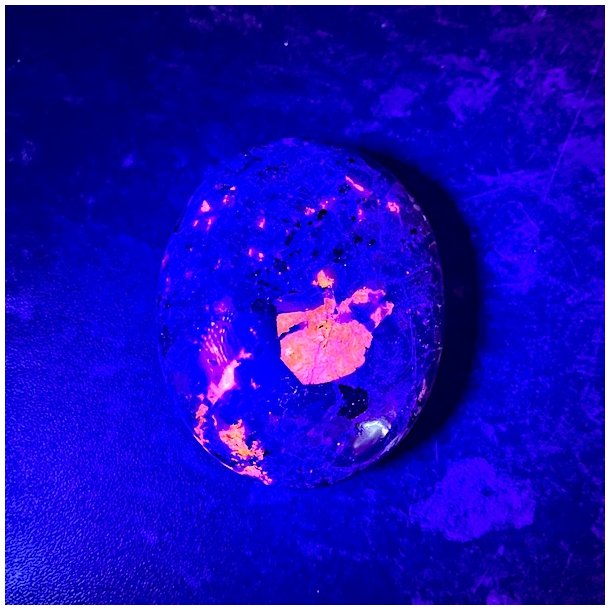Yooperlite h�ndsten UNIKA | fluorescerende | M�l 6 x 5 cm