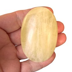 Lemon Calcit Hndsten  6 x 4 x 2,5 cm i Smuk Gulgrn Nuance