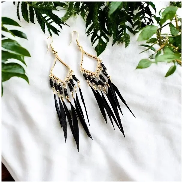 Smukke hndlavede spirituelle boheme reringe med gte sorte fjer og perler, ml 10 cm