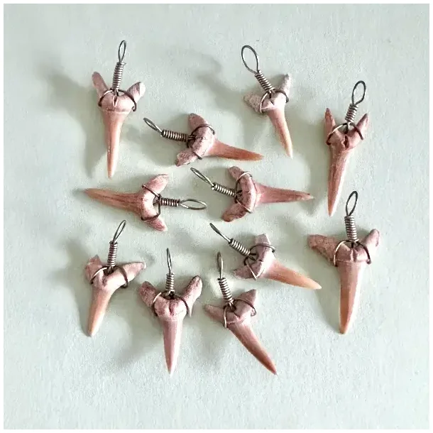 Hajtand vedh�ng ca. 3 cm med snor �gte