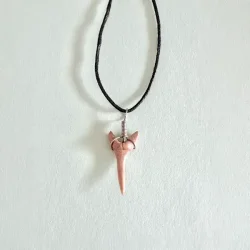 Hajtand vedh�ng ca. 3 cm med snor �gte