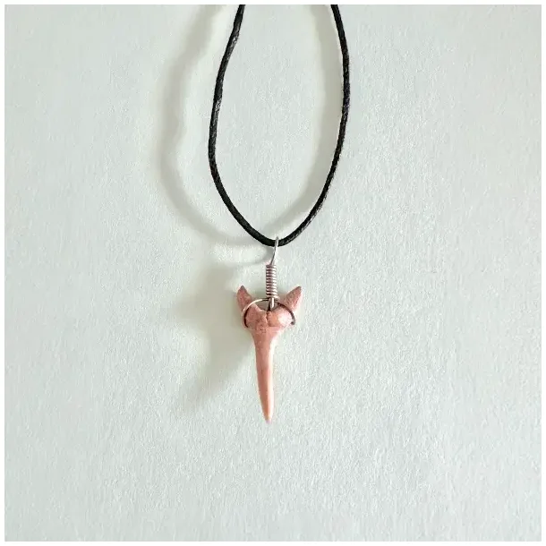 Hajtand vedh�ng ca. 3 cm med snor �gte