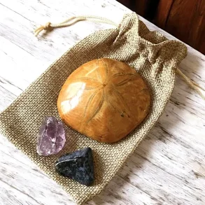 Havvisdom & Indre Ro  krystalkit med bl dumortierit, r ametyst og sanddollar