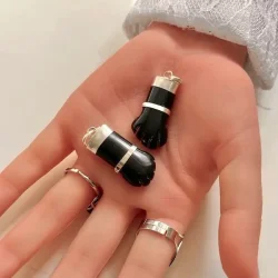 Hndlavet Higa vedhng i sort Turmalin 3,2 x 1,7 cm  beskyttende smykke