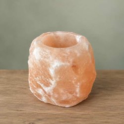 Naturlig lyser�d og orange saltkrystal lysestage set fra siden mod en rolig, gr�n baggrund.