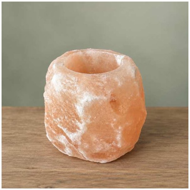 Naturlig lyser�d og orange saltkrystal lysestage set fra siden mod en rolig, gr�n baggrund.