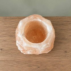 R� og kantet Himalaya saltkrystal fyrfadsstage set oppefra, som viser det indvendige hul til fyrfadslyset.