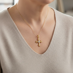 Forgyldt st�lhalsk�de med kors p�sat klar rhinsten - Himmelsk Gl�d