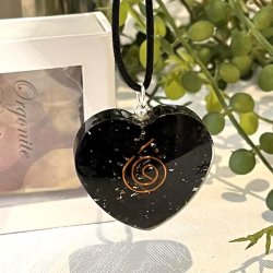 Orgonit hjerte vedhng m. shungit