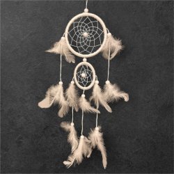 Elegant hvid drmmefanger med gte fjer og perler, totallngde 55 cm