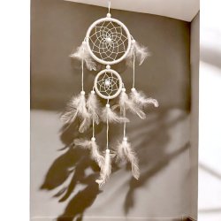 Elegant hvid drmmefanger med gte fjer og perler, totallngde 55 cm