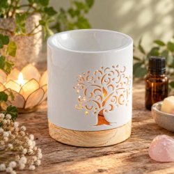 Hvid keramisk aromalampe med Tree of Life motiv t�ndt p� tr�bord