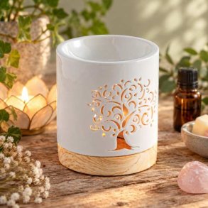 Hvid keramisk aromalampe med Tree of Life motiv t�ndt p� tr�bord