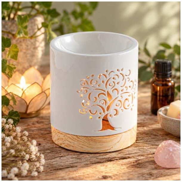 Hvid keramisk aromalampe med Tree of Life motiv t�ndt p� tr�bord