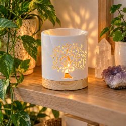 T�ndt hvid duftlampe med livets tr� i hyggelig stuebelysning