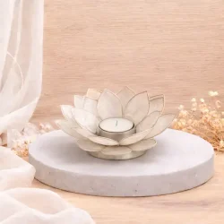 Stor h�ndlavet lotus fyrfadsstage i perlemorsfarvet capiz skal � 16 cm