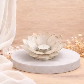 Stor h�ndlavet lotus fyrfadsstage i perlemorsfarvet capiz skal � 16 cm