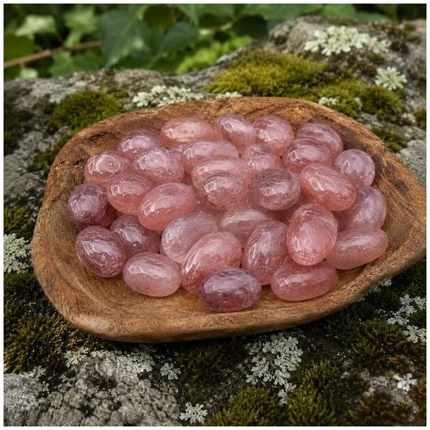 Polerede jordb�rkvarts lommesten i rosa og rosar�de nuancer p� naturlig baggrund med mos og tr�sk�l