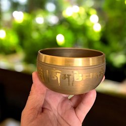 Indisk klangskl m. Skrifttegn dekoration | gaveske | Ml 8 cm 