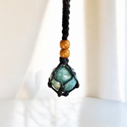 Sort knyttet snre med net til sten og krystaller, Ml 80 x 3 cm