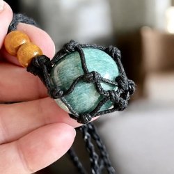 Sort knyttet snre med net til sten og krystaller, Ml 80 x 3 cm