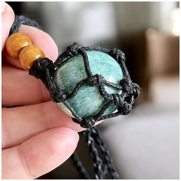 Sort knyttet snre med net til sten og krystaller, Ml 80 x 3 cm