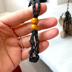 Sort knyttet snre med net til sten og krystaller, Ml 80 x 3 cm