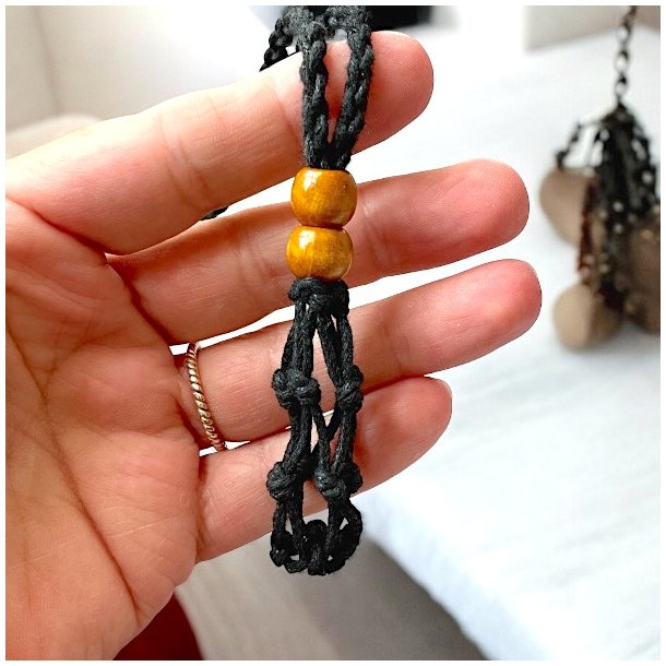 Sort knyttet snre med net til sten og krystaller, Ml 80 x 3 cm