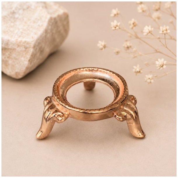 Kobberfarvet kuglestander i metal til krystalkugler med en diameter p� 3-6 cm.