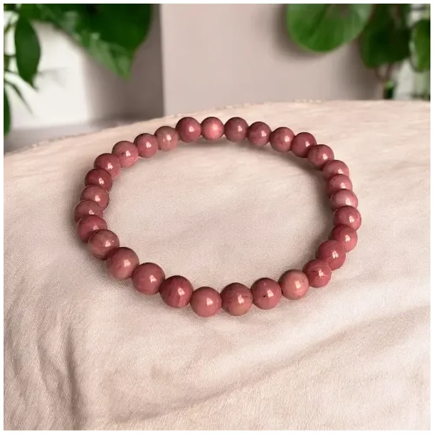 Rhodonit krystalarmb�nd 16�18 cm i fin kvalitet � hjertehealing, selvk�rlighed og ro