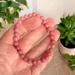 Rhodonit krystalarmb�nd 16�18 cm i fin kvalitet � hjertehealing, selvk�rlighed og ro