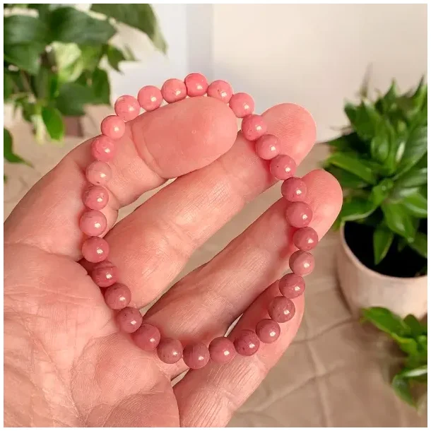 Rhodonit krystalarmb�nd 16�18 cm i fin kvalitet � hjertehealing, selvk�rlighed og ro