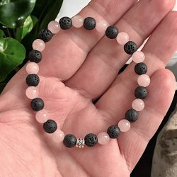 Krystal armbnd m. rosenkvarts og lavasten | 6 mm stenperler | Ml 16 - 17 cm