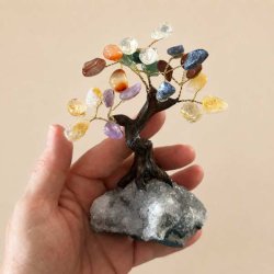 7 chakra tr� med farvede krystaller og ametystbase holdt i h�nden