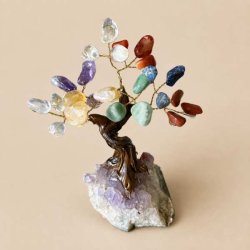 H�ndlavet chakra krystaltr� med farverige natursten og r� ametystkrystaller