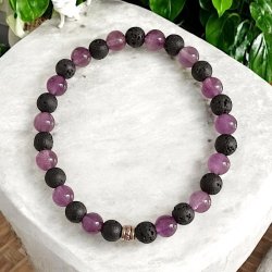 Krystal armb�nd m. Ametyst og lavasten | 6 mm stenperler | M�l 16 - 17 cm