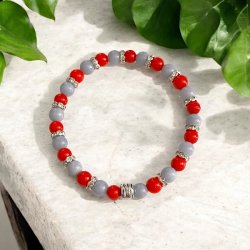 Beskyttet Lys � H�ndlavet krystal armb�nd i angelit og r�d koral (16,5�18 cm), 6 mm perler